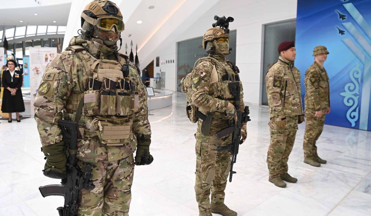 Жалаңаш, өте түкті әйел